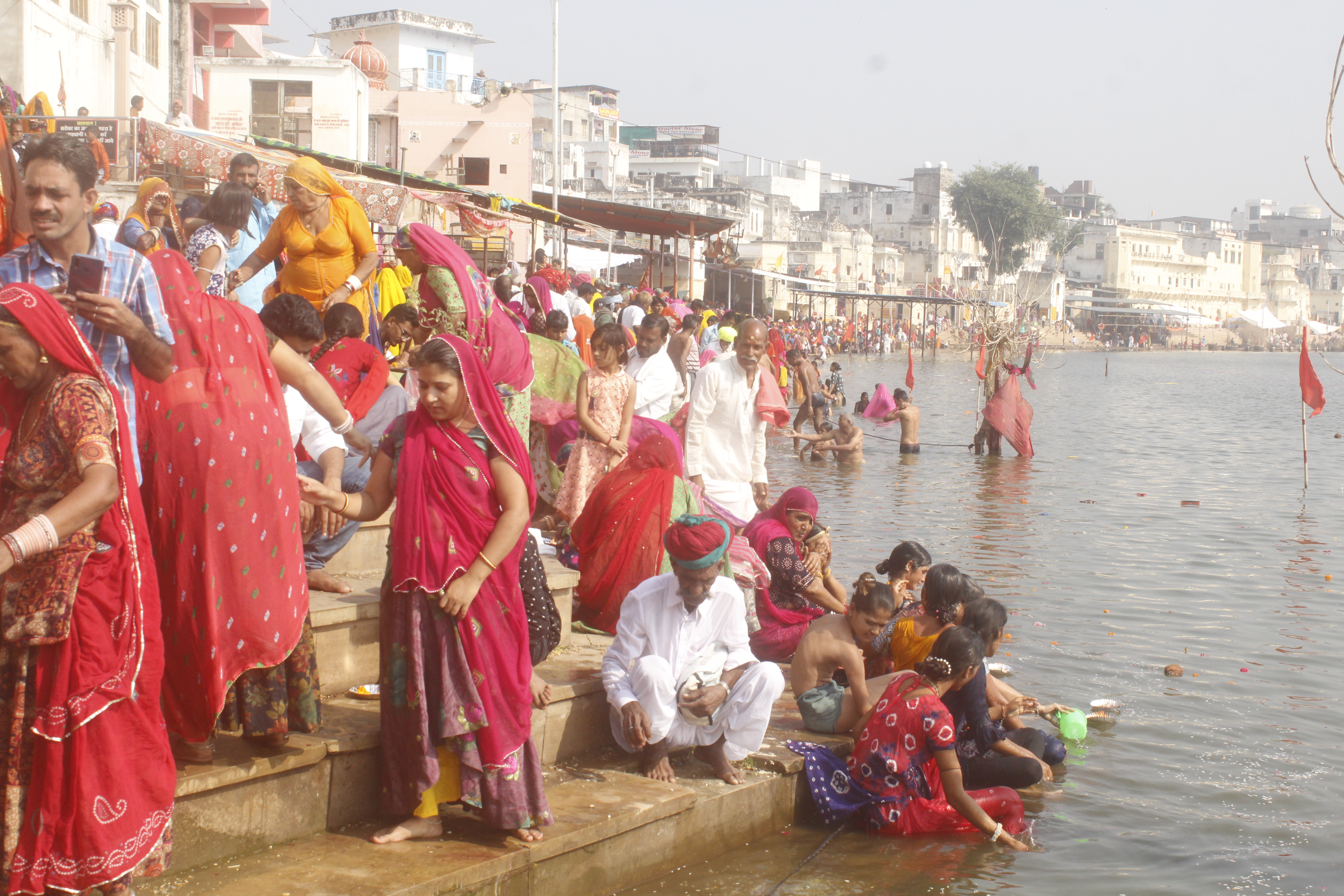 Pushkar Mela 2019: श्रद्धालुओं ने लगाई सरोवर में आस्था की डुबकी