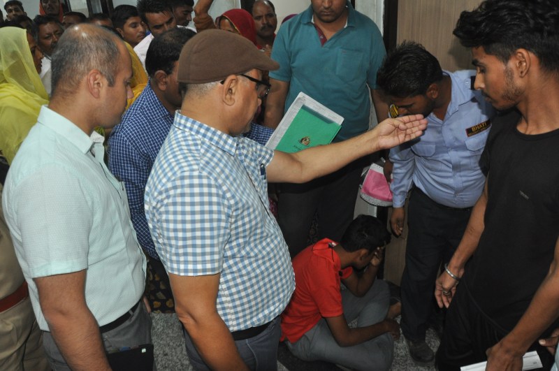 कलक्टर अचानक पहुंचे अस्पताल, जांची व्यवस्थाएं, बोले सभी चिकित्सक एक साथ राउंड पर नहीं जाएं