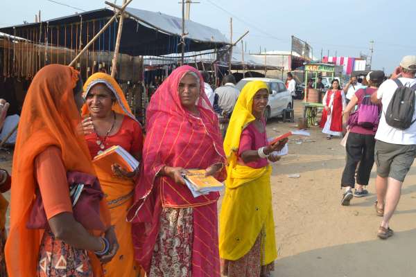 आध्यात्म का नजारा सरोवर के घाटों पर नजर आ रहा है।