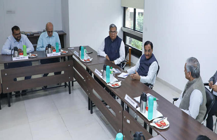 Ahmedabad News आईआईएम-ए, आईआईटी गांधीनगर की समीक्षा बैठक में मानव संसाधन एवं विकास मंत्री डॉ. निशंक ने जताई इस दिशा में काम की आवश्यता