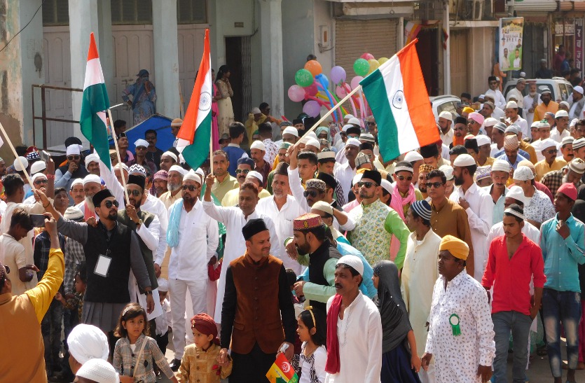 People of the Muslim community came out carrying the tricolor on the birthday of the Prophet.