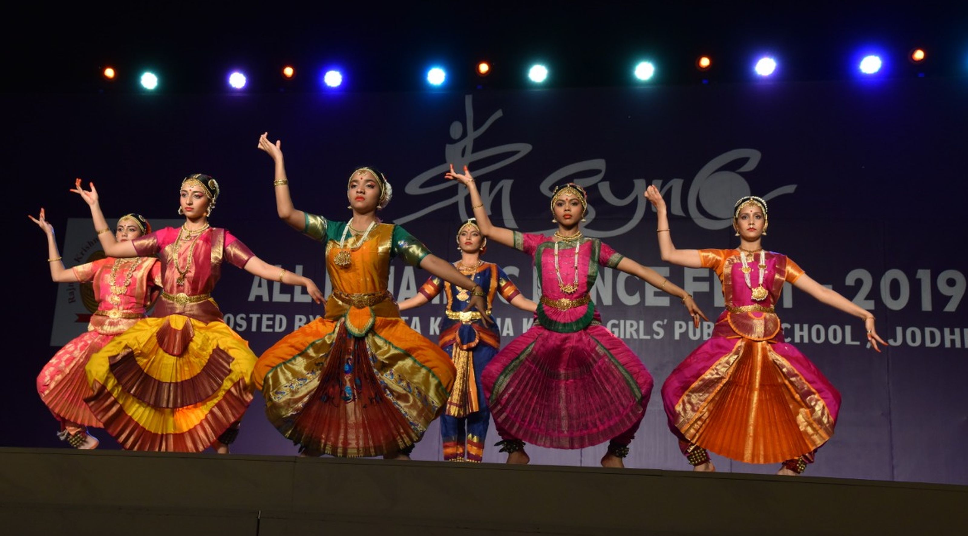 प्रतिभागियों ने इंडियन क्लॉसिकल सोलो डांस से किया मंत्रमुग्ध