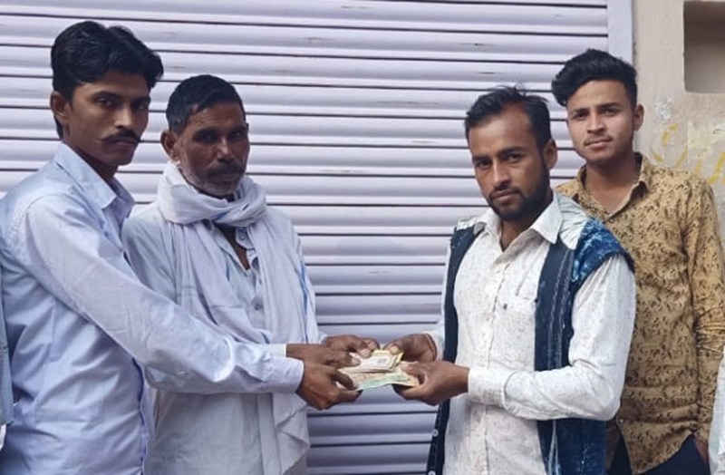 घूमने गए युवक के गिरे पर्स को लौटाकर दिया ईमानदारी का परिचय