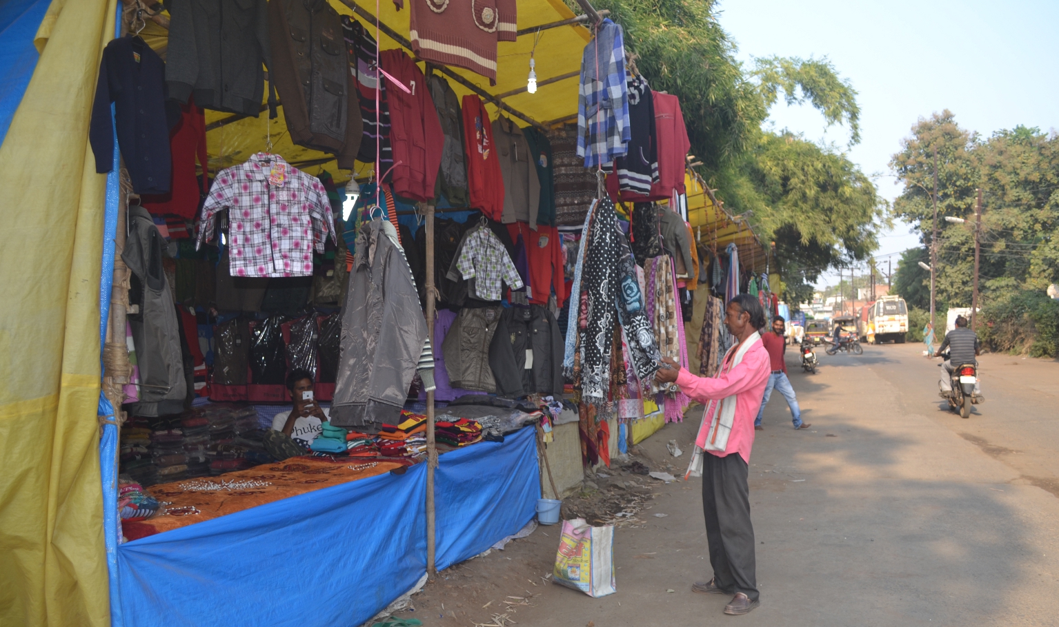 बाजार में सज गई गर्म कपड़ों की दुकानें
