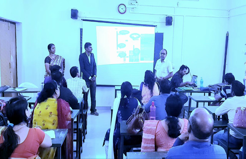 इस विशेष कारण से शिक्षा अधिकारी लगा रहे गुरूजी की क्लास, छात्रों को मिलेगा सीधा इसका लाभ