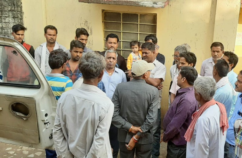 शादी में गए युवक का शव मिला खेत में, सिर के बाल कटे हुए व चोट के निशान मिले, परिजनों ने शव लेने से किया इंकार