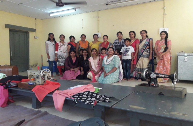 सिलाई और बैग बनाने का प्रशिक्षण देने के साथ दे रहे रोजगार, बढ़ा रहे हौसला