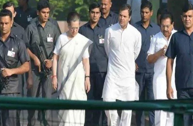 pil filed high court against removal of spg security in gandhi family