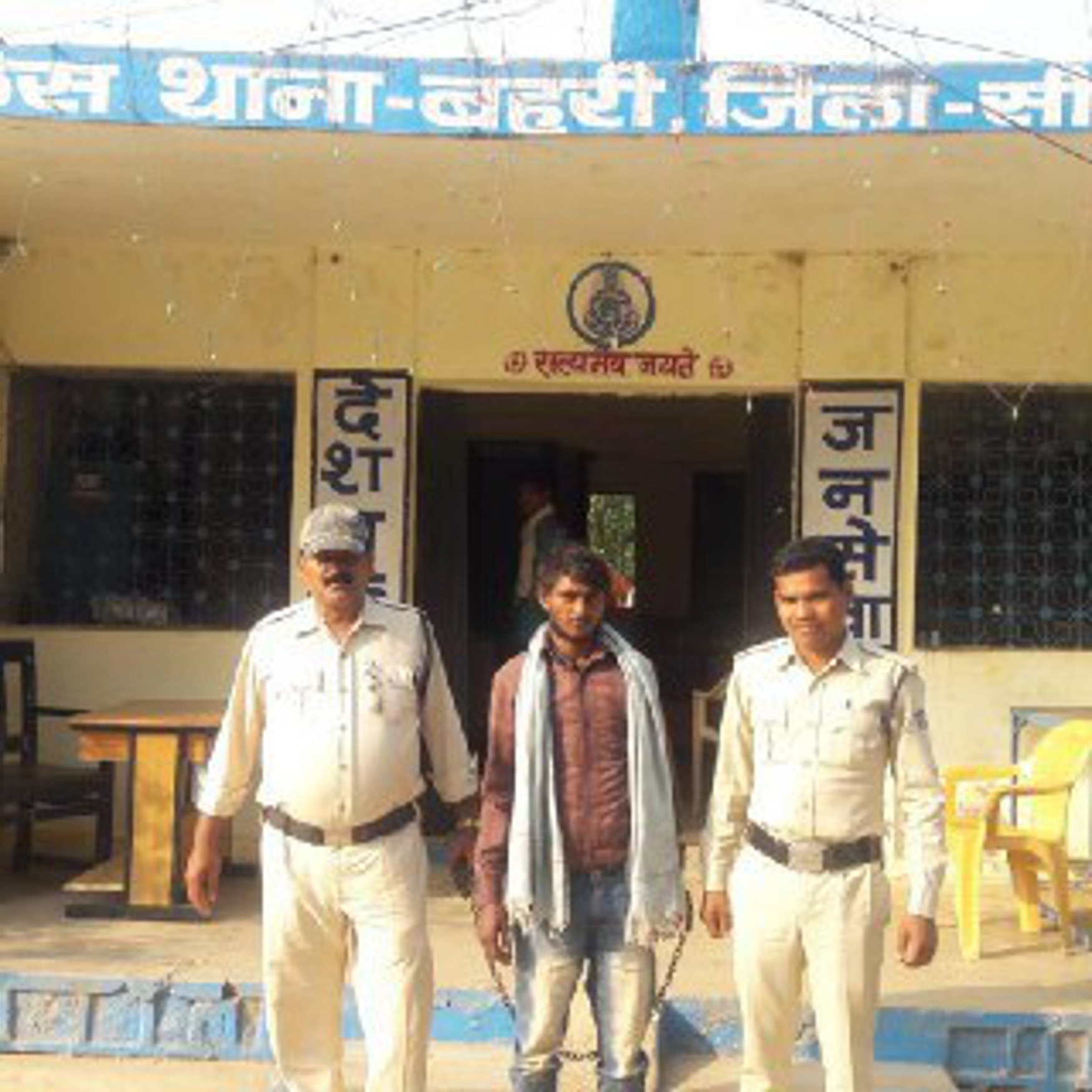 Police arrested an absconding prisoner with handcuffs from police cust