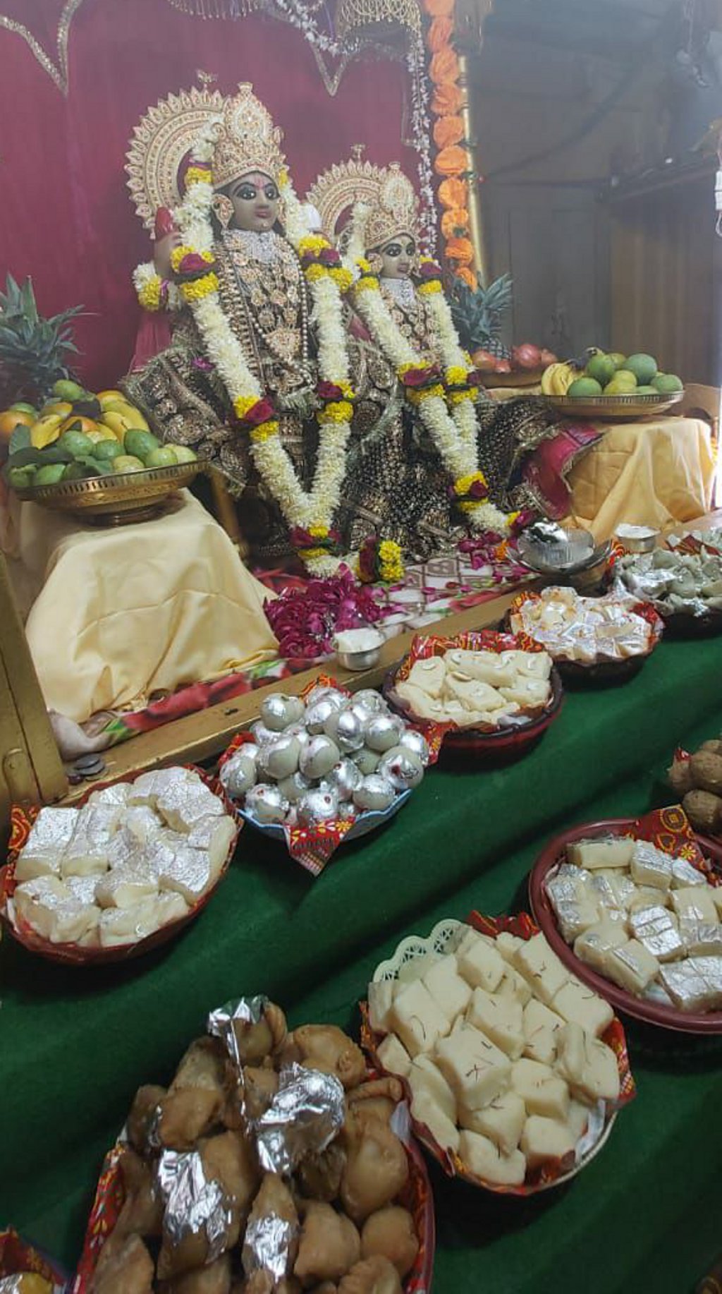 भगवान श्री लक्ष्मीनारायण  मंदिर में लगा छप्पन भोग