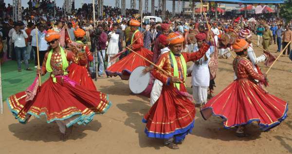 पचरंगी साफे, पारंपरिक गहने और परिधान पहनकर लोक कलाकार खूब इठलाए।