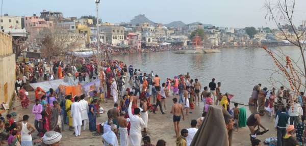 लाखों श्रद्धालुओं ने सरोवर में डुबकी लगाई। 