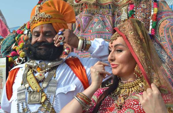 पारम्परिक गैर नृत्य देखकर विदेशी और देशी सैलानी दंग रह गए।