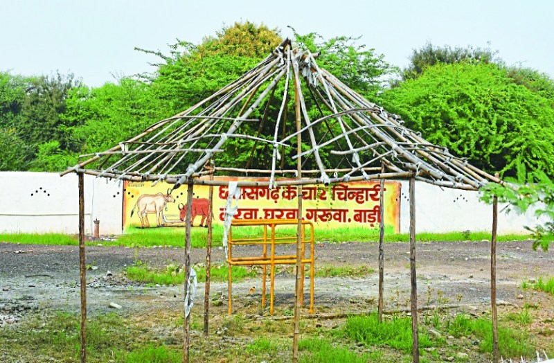 मॉडल गोठान में बूंदभर पानी नहीं, पाइप लाइन तो बिछाई पर अब तक जोड़ा नहीं