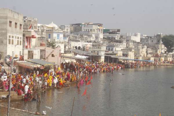 मंगलवार तडक़े से शाम तक स्नान का दौर चला।