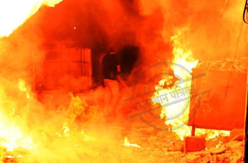 जयपुर रेलवे स्टेशन के पास कैमिकल गोदाम में लगी भीषण आग, कई दुकानें और मकान आए चपेट में