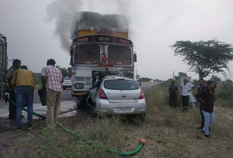 ट्रक में घुसने के बाद कार में आग, तीन की मृत्यु