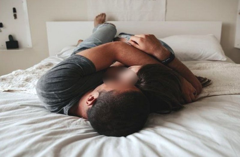 पूर्व विधायक का भाई बताकर सरकारी रेस्ट हाउस में बिल्डर कर रहा था लड़की के साथ मजे, आधी रात पहुंच गई पुलिस