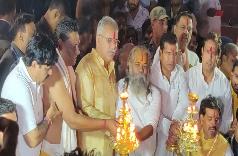 कार्तिक पूर्णिमा पर सीएम भूपेश ने खारून नदी में लगाई डूबकी, दीपदान कर की प्रदेशवासियों के सुख की कामना