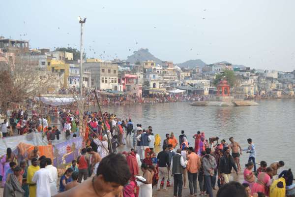 ठंडे पानी में डुबकी लगाने की तमन्ना लिए दूरदराज से लोग पुष्कर पहुंचे। 