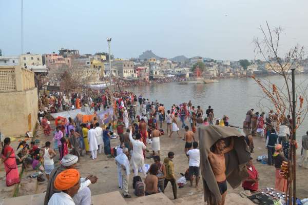 सभी 52 घाटों पर आध्यात्मिक माहौल नजर आया।