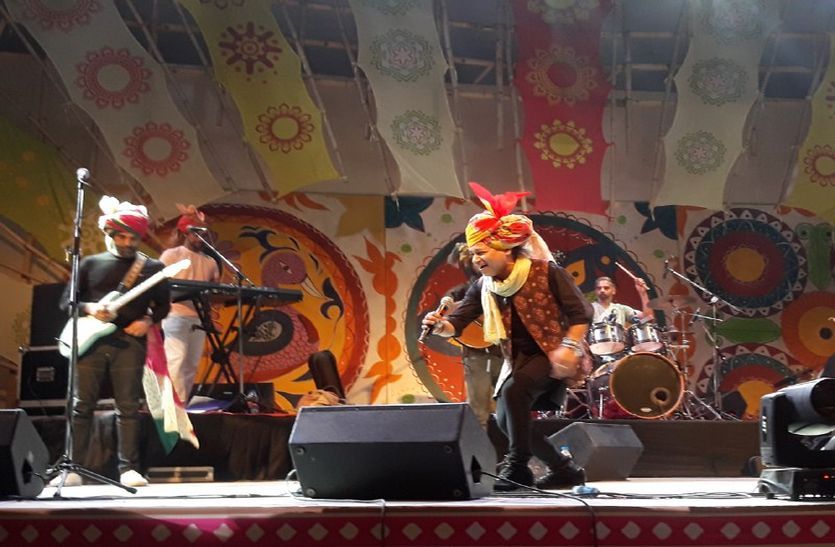 ‘कैलाशा’ के तरानों ने मचाई पुष्कर के रेतीले धोरों में धूम