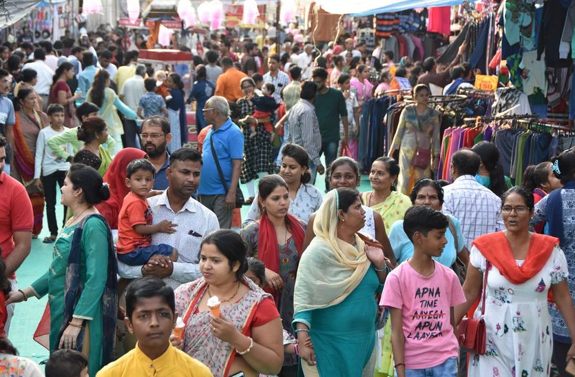 Why crowds of women gathered in the markets in bhilwara