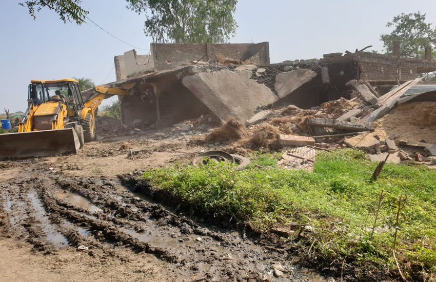 प्रशासन ने ऑटो नेट्रिप में अधिगृहीत हुए माधवपुरा के 79 मकान तोड़े