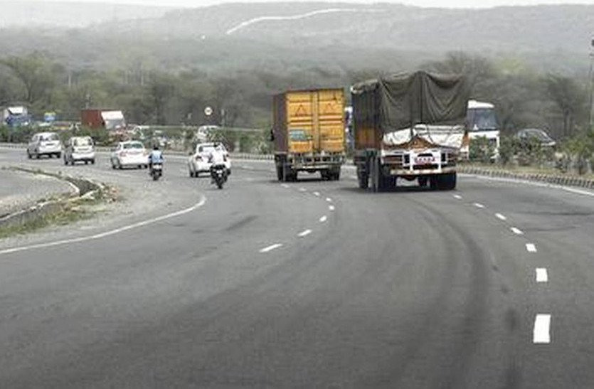 Gauvansh truck caught on Indore-Icchapur highway in khandwa,