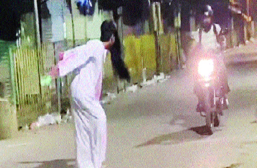 बेंगलुरु की सडकों पर देर रात जब लोगों ने देखा भूत तो छूट गए पसीने ..... फिर पुलिस ने