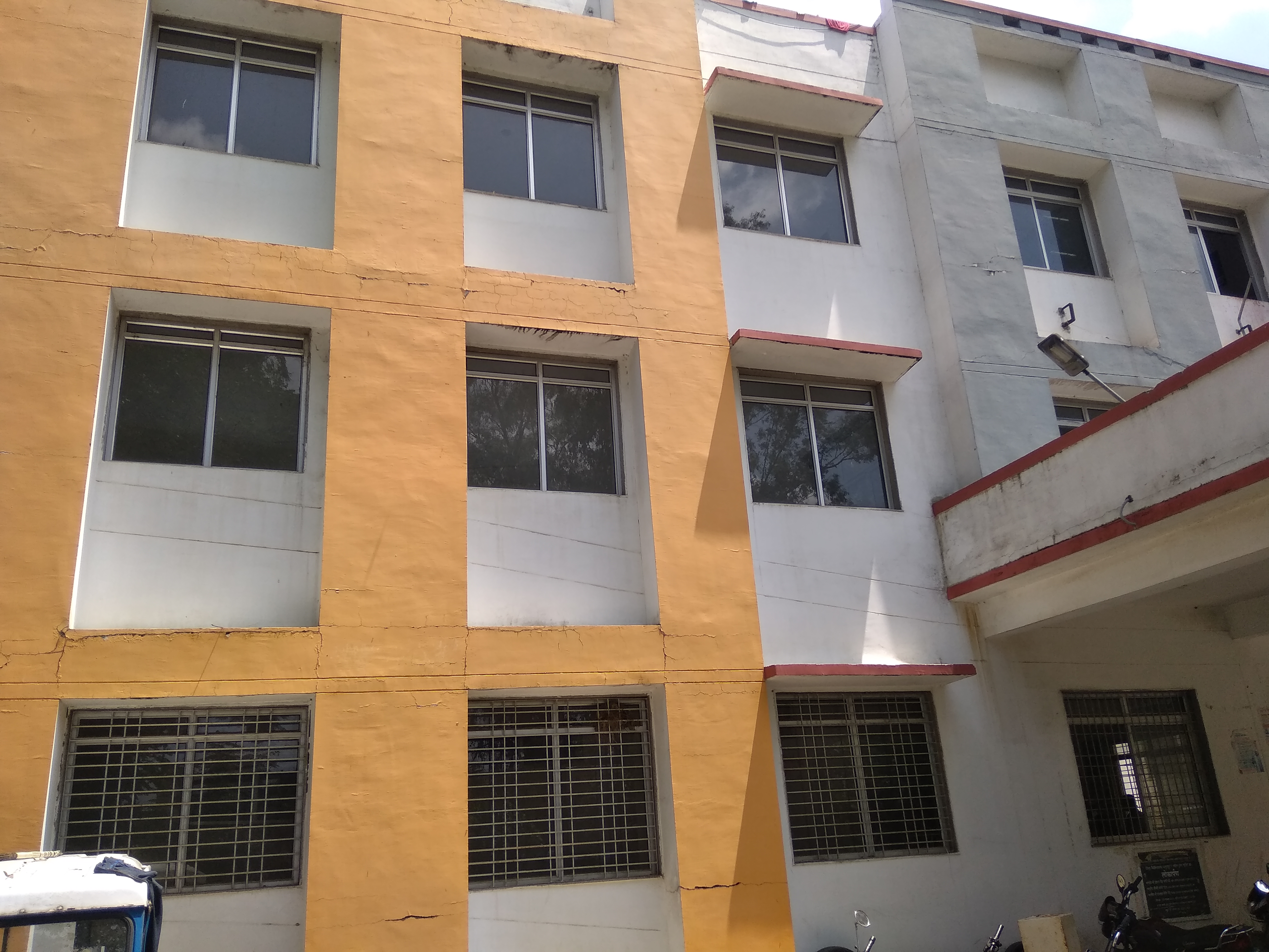 6.32 crore building of Trauma unit, cracks in walls