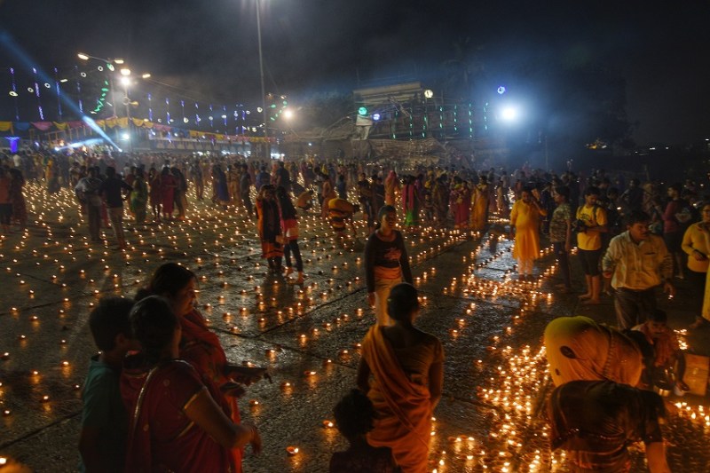 DEV DIWALI : जब हजारों दीप से जगमगा उठा गंगा घाट