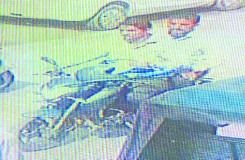 नकली पुलिस बनकर शातिर युवकों ने बीच सड़क बुजुर्ग से उतरवाए 4.50 लाख के गहने, पोटली में बांधकर थमा दिया पत्थर