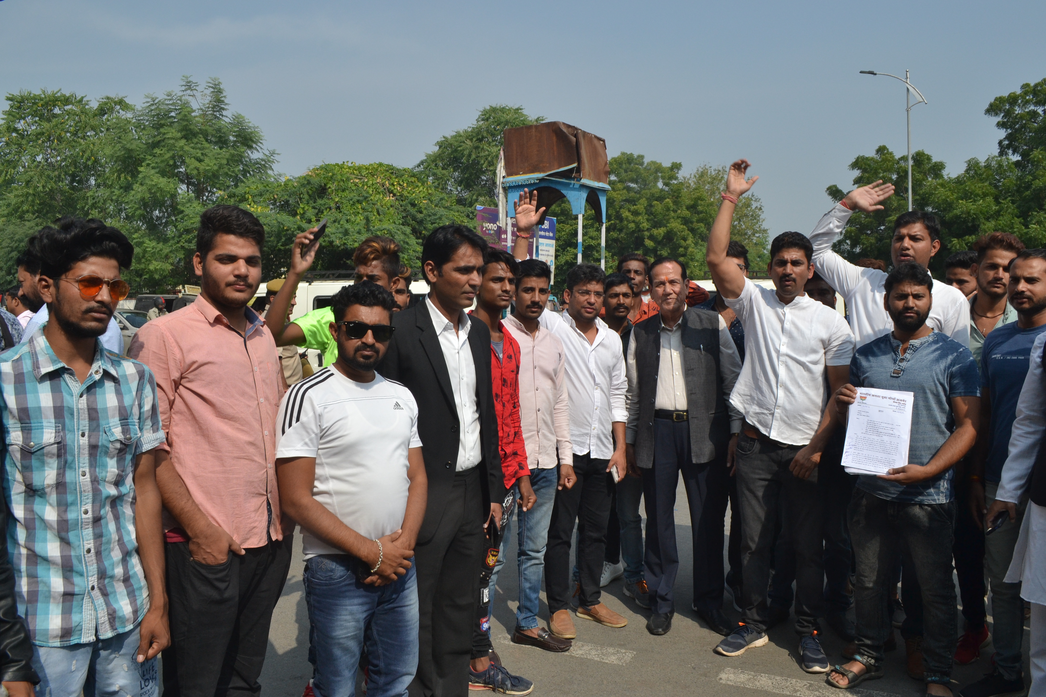 Protest : स्टेट हाईवे पर निजी वाहनों पर टोल टैक्स के विरोध में प्रदर्शन