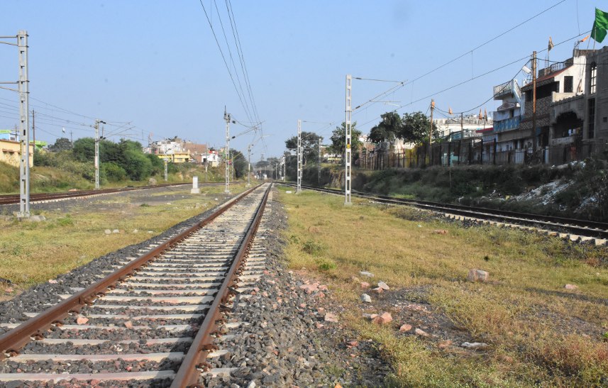Railway: 13 सौ करोड़ रुपए की रेल परियोजना को लगा ग्रहण, यह है वजह