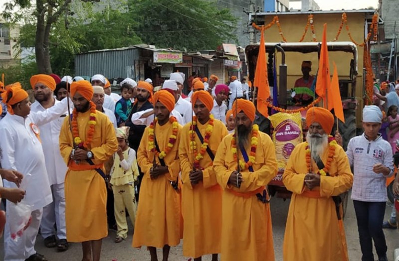 गुरुनानक जयन्ती पर सिख समाज ने निकाली नगर कीर्तन यात्रा, गले मिलकर भाई-चारे व सदभावना का संदेश दिया