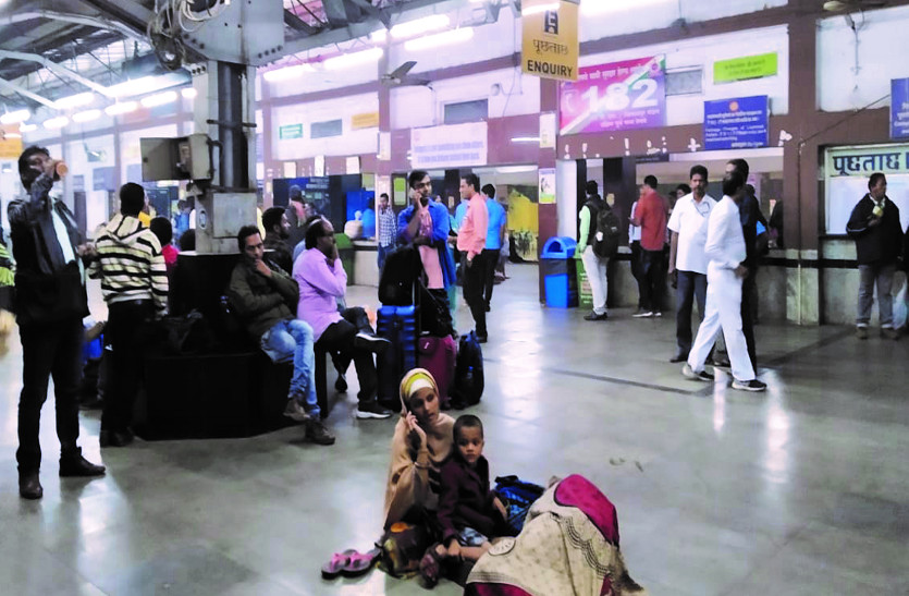 आक्रोशित यात्रियों ने रेलवे स्टेशन में किया हंगामा, मचा हड़कंप...