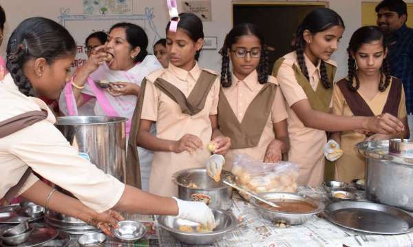 विधायक मनीषा पंवार ने पानीपूरी के लिए चटकारे, देखें तस्वीरें...  