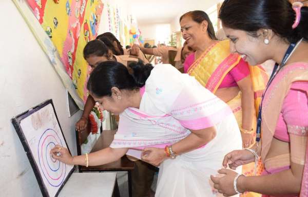 विधायक मनीषा पंवार ने पानीपूरी के लिए चटकारे, देखें तस्वीरें...  