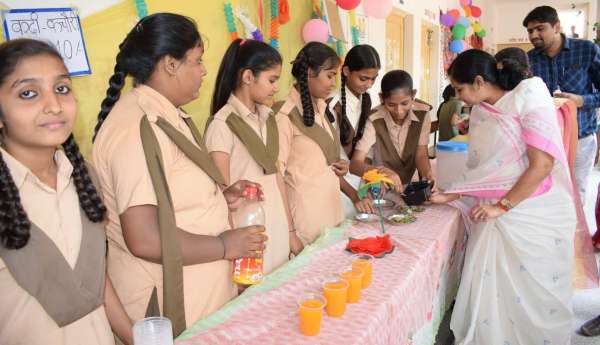 विधायक मनीषा पंवार ने पानीपूरी के लिए चटकारे, देखें तस्वीरें...  