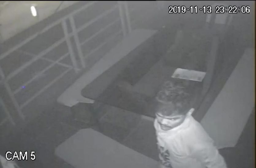 VIDEO: शोरूम में छत के रास्ते घुसा बदमाश, चेहरे पर नकाब पहन कैमरा मोड़ की चोरी