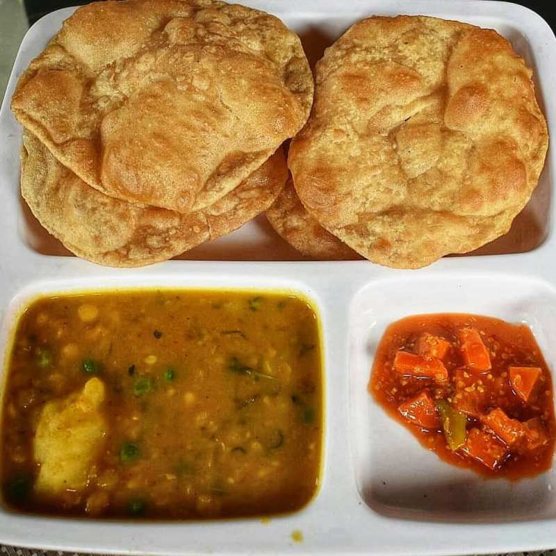 पूडी व आलू की सब्जी की महक के साथ चाय की चुस्कियों दौर तेज