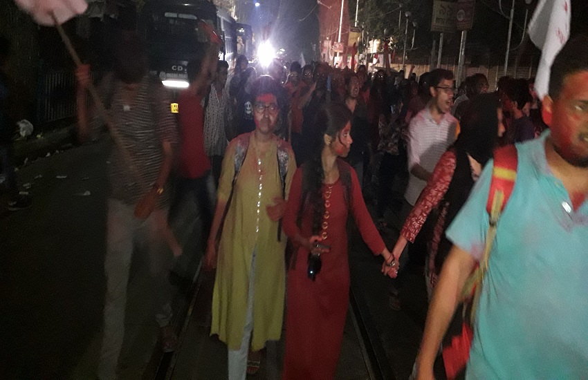 ऐसा क्या हो गया, जो रात 11 बजे एसएफआई के छात्रों ने निकाला कोलकाता में जुलूस