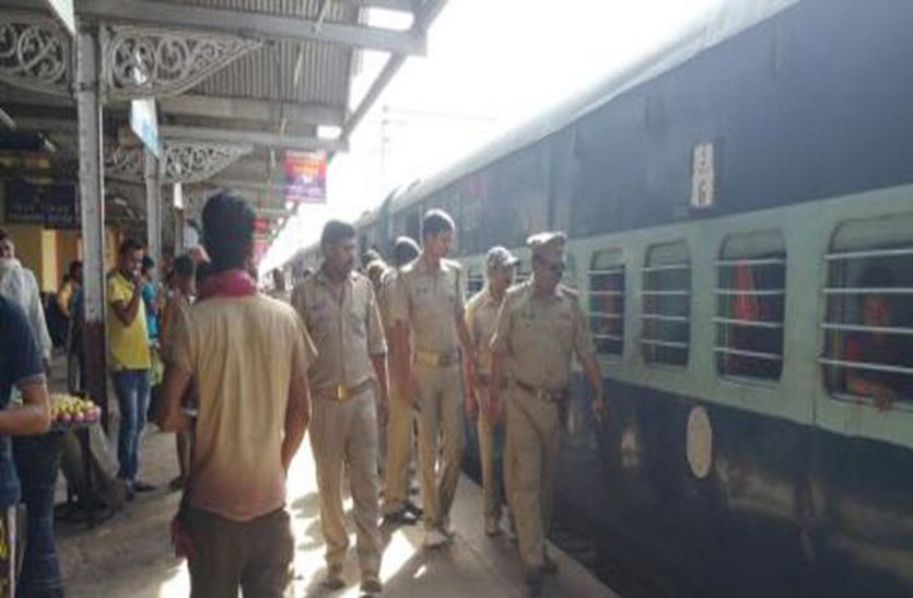 youth suicide climbed on the roof in train