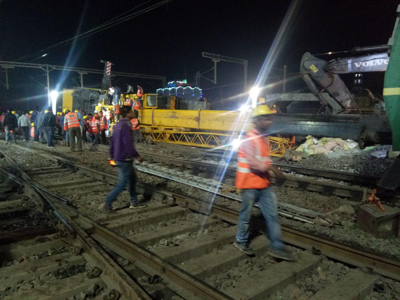 रेलवे ट्रैक पर अभी भी पड़ा है 200 टन का हैवी क्रेन को अब उठाने आया 400 टन का क्रेन
