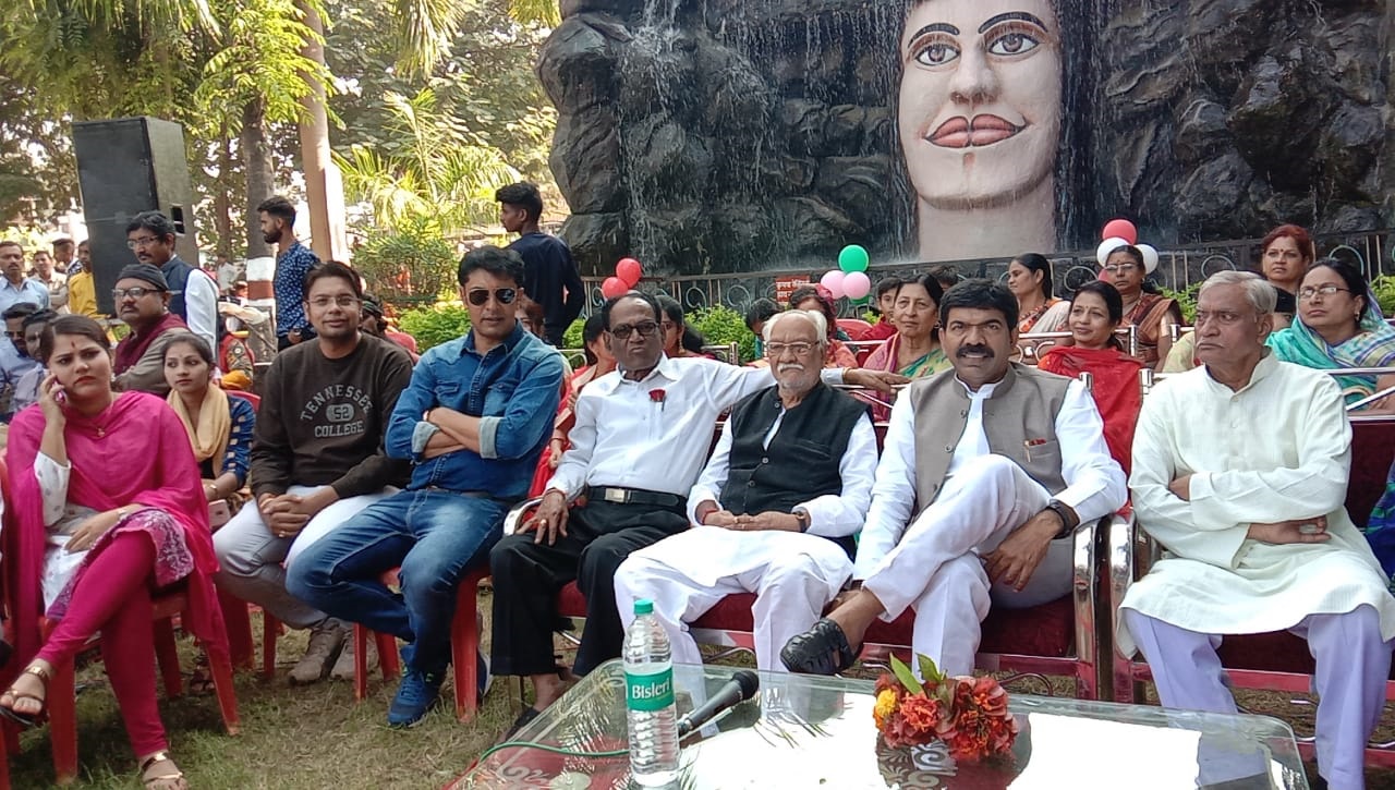 आधुनिक भारत के निर्माता हैं नेहरू जी
