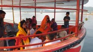 हिलौरे लेती झील पर चढ़ी धर्म की परत
