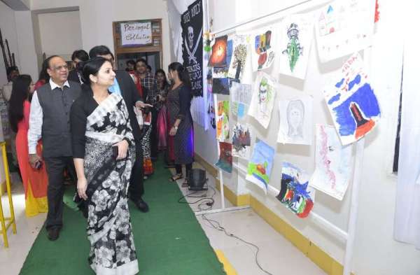 बीएमसी मेडिकल कालेज में युवा उत्सव में छात्रों ने लगाई प्रदर्शनी