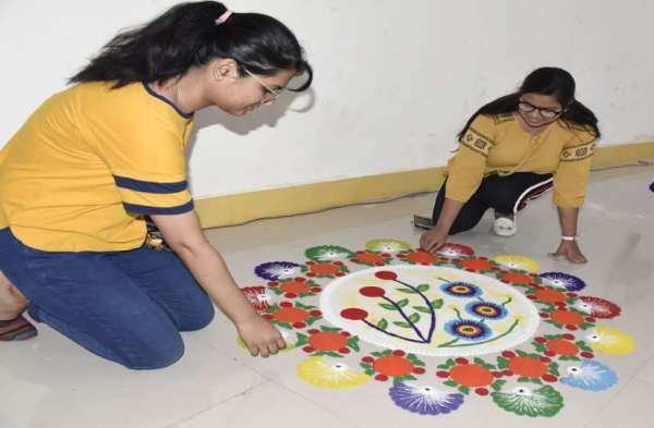 बीएमसी मेडिकल कालेज में युवा उत्सव में छात्रों ने लगाई प्रदर्शनी