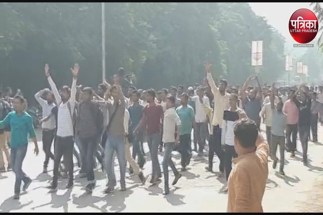 BHU girl students on road against police harassment